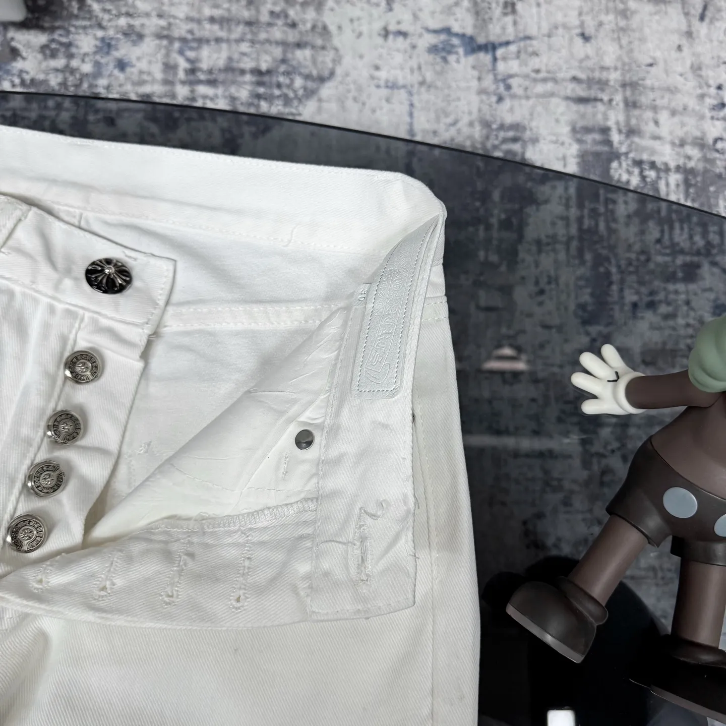 P280 Chrome Hearts/Chrome Hearts 25FW CH top denim large cross leather jeans (white) Chrome Hearts white cow king jeans Chrome Hearts' most popular color pants are made of beaded canvas fabric. Heavy washing makes the upper body of the fabric more textured and the pants are tall and straight! The three-dimensional cutting of the whole trousers is a masterpiece! The hardware is customized by zp. The beaded canvas fabric is thick and soft after being washed. It has good breathability. Customized small leather label. Unique design. The details are in place, simple and elegant, and the workmanship is exquisite. The whole trousers are neatly routed and the details are in place. Look for the correct version. Size: 28 30 32 34 (corresponding to s-xl) Detailed size can be found in Figure 9